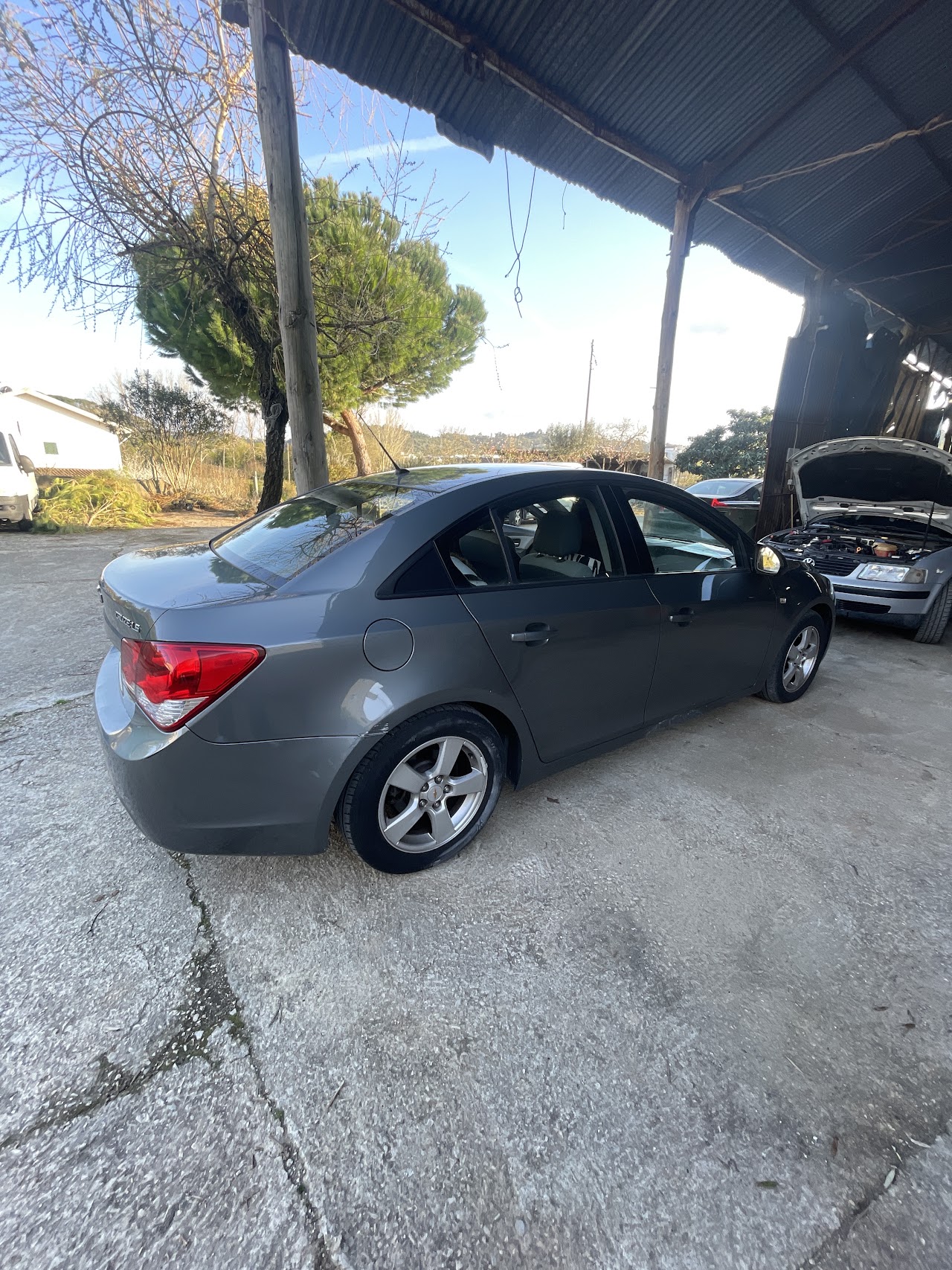 Automóvel num enquadramento amplo